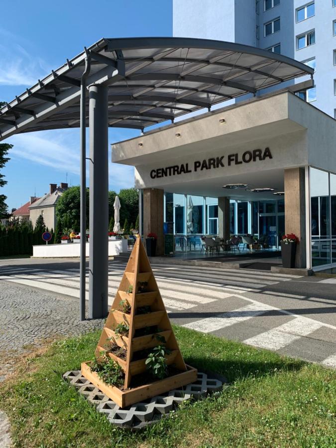 Central Park Flora 奥洛穆茨 外观 照片